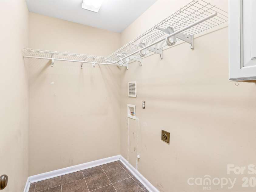 1612 Redcoat Drive, Charlotte, NC 28211.  MLS# CAR4392335, YatesRealty ID 31141. 