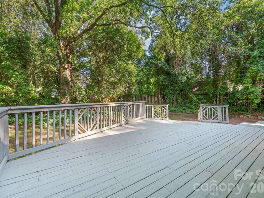 1612 Redcoat Drive, Charlotte, NC 28211.  MLS# CAR4392335, YatesRealty ID 31141. 