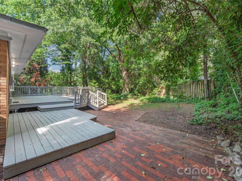 1612 Redcoat Drive, Charlotte, NC 28211.  MLS# CAR4392335, YatesRealty ID 31141. 