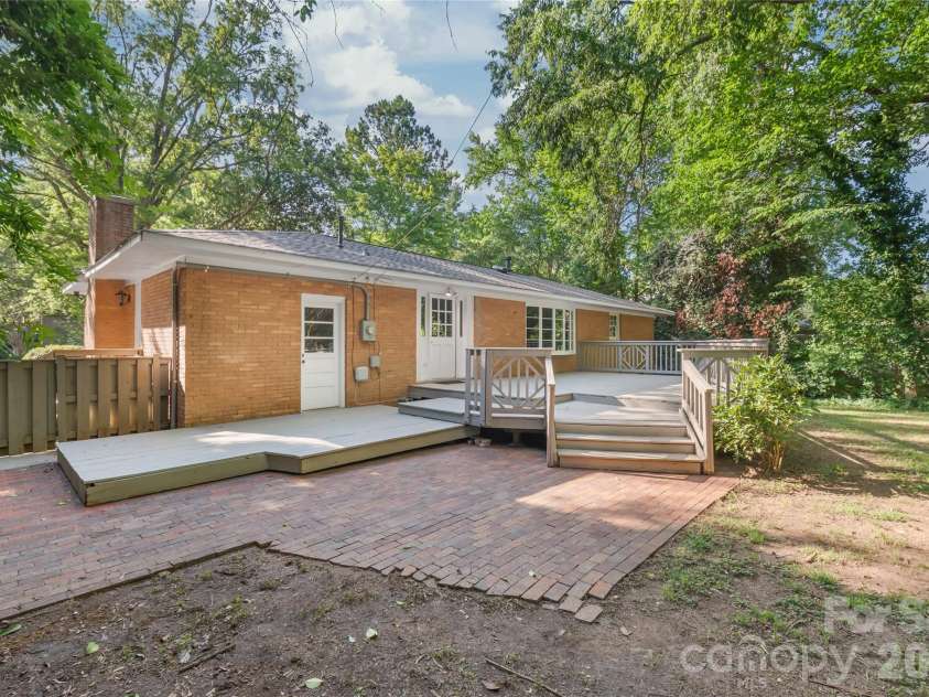 1612 Redcoat Drive, Charlotte, NC 28211.  MLS# CAR4392335, YatesRealty ID 31141. 