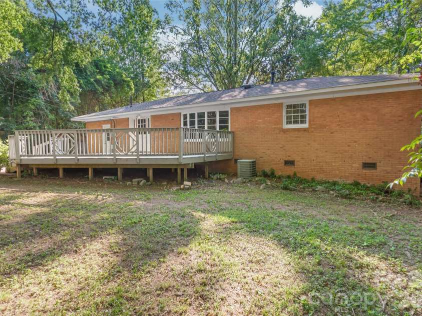 1612 Redcoat Drive, Charlotte, NC 28211.  MLS# CAR4392335, YatesRealty ID 31141. 