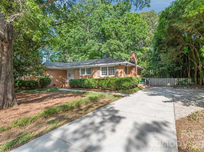 1612 Redcoat Drive, Charlotte, NC 28211.  MLS# CAR4392335, YatesRealty ID 31141. 