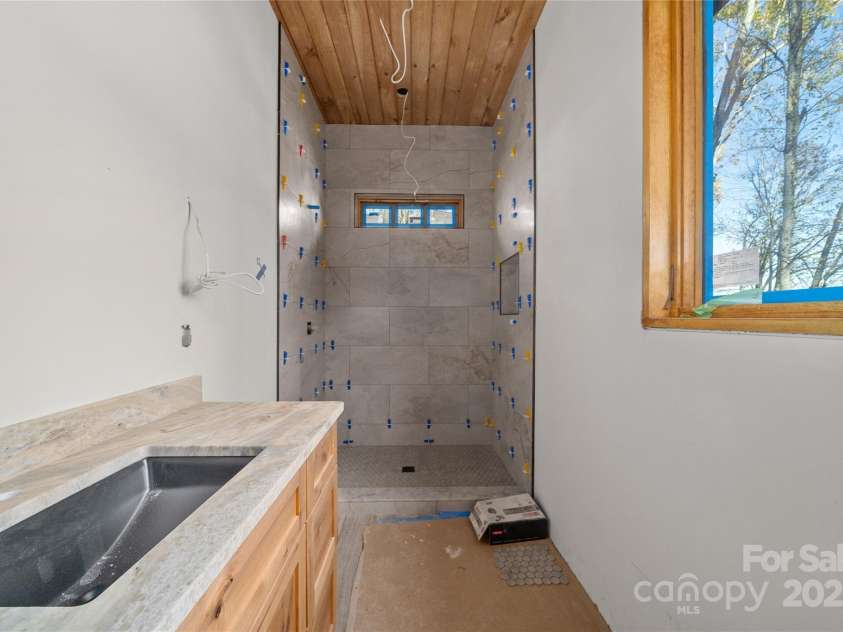 296 Austin Mountain Drive, Burnsville, NC 28714.  MLS# CAR4278654, YatesRealty ID 31142. Bathroom #2