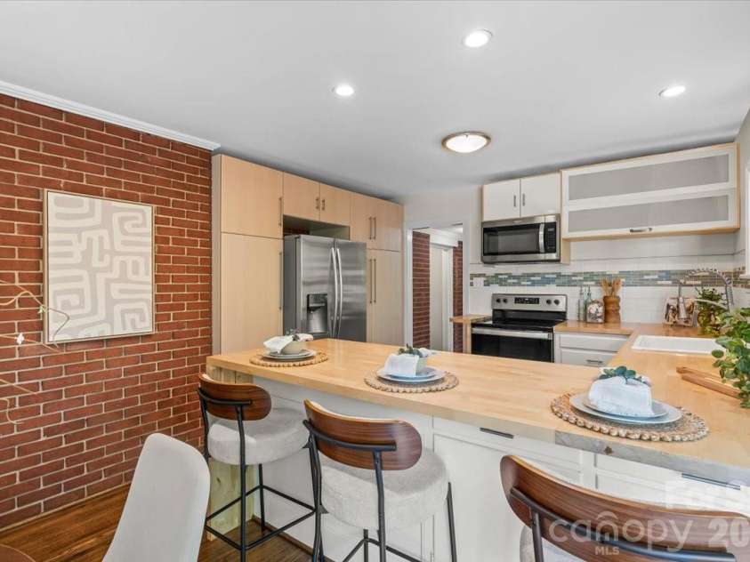 4439 Applegate Road, Charlotte, NC 28209.  MLS# CAR4391147, YatesRealty ID 31142. 