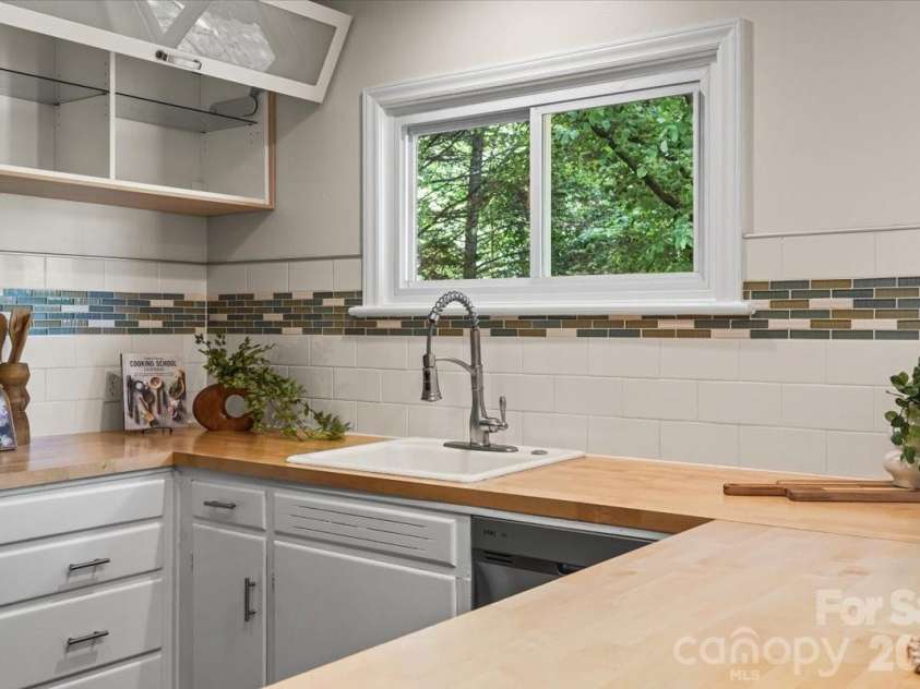 4439 Applegate Road, Charlotte, NC 28209.  MLS# CAR4391147, YatesRealty ID 31142. 