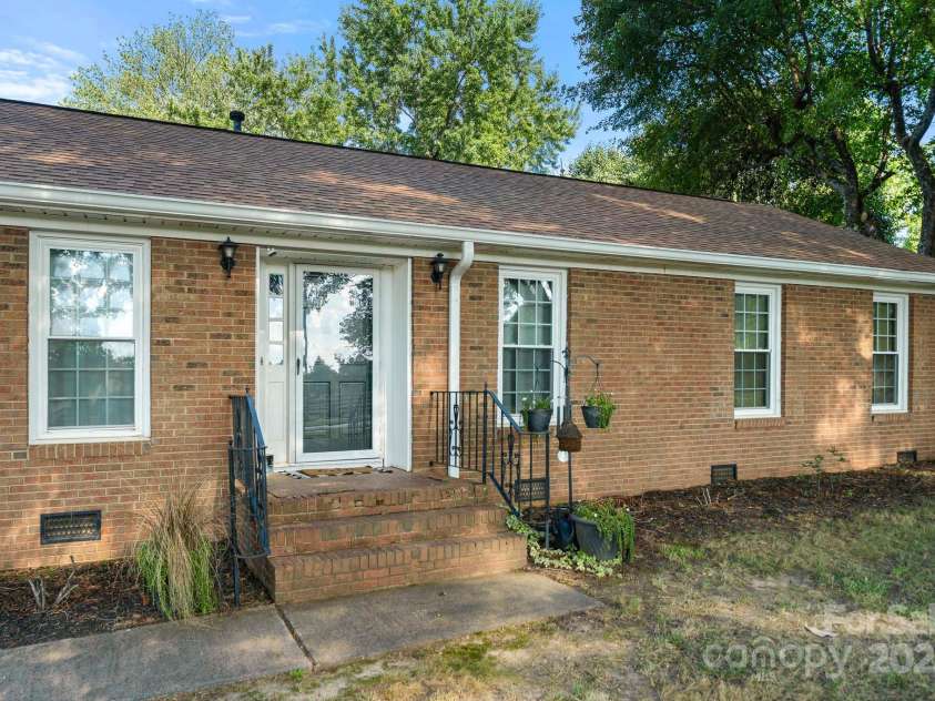 4305 Back Creek Church Road, Charlotte, NC 28213.  MLS# CAR4282668, YatesRealty ID 31144. 