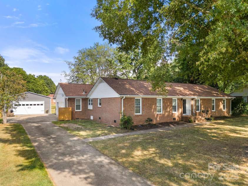 4305 Back Creek Church Road, Charlotte, NC 28213.  MLS# CAR4282668, YatesRealty ID 31144. 