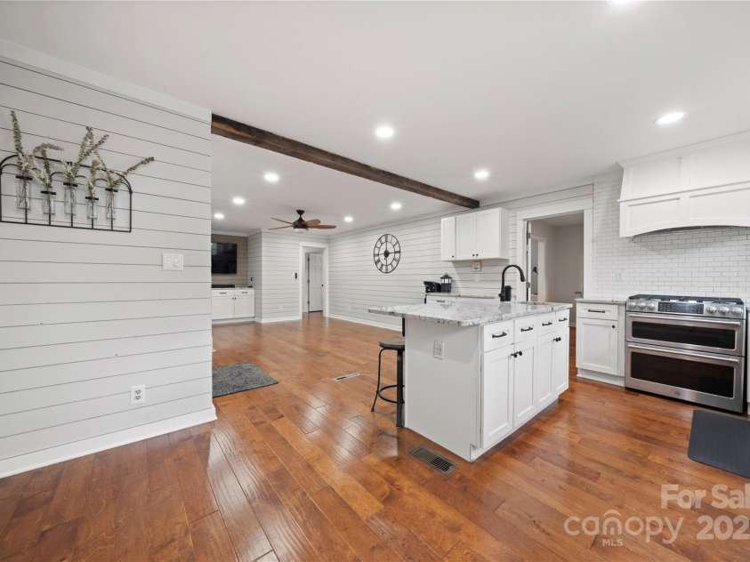 4305 Back Creek Church Road, Charlotte, NC 28213.  MLS# CAR4282668, YatesRealty ID 31144. 