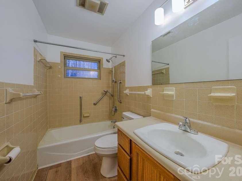 410 Avena Road, Black Mountain, NC 28711.  MLS# CAR4393879, YatesRealty ID 31145. Main floor bathroom