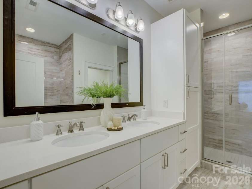 335 Tremont Avenue, Charlotte, NC 28203.  MLS# CAR4390231, YatesRealty ID 31147. 