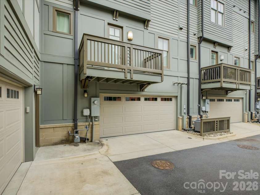 335 Tremont Avenue, Charlotte, NC 28203.  MLS# CAR4390231, YatesRealty ID 31147. 