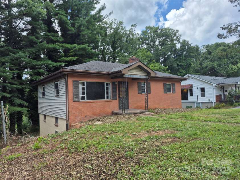 258 New Leicester Highway, Asheville, NC 28806.  MLS# CAR4283085, YatesRealty ID 31148. Front left