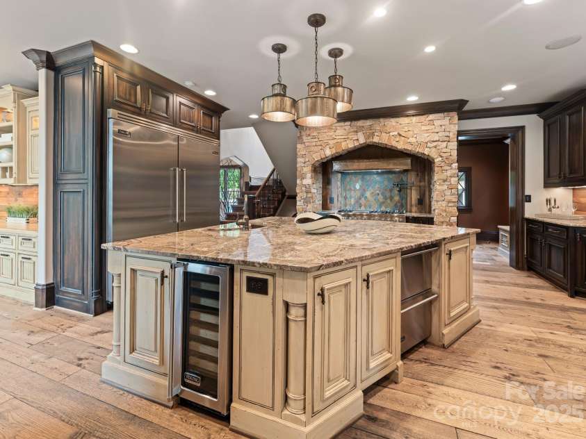 172 Tennessee Circle, Mooresville, NC 28117.  MLS# CAR4252701, YatesRealty ID 3115. Kitchen featuring Viking appliances, granite counters, and custom cabinetry throughout.