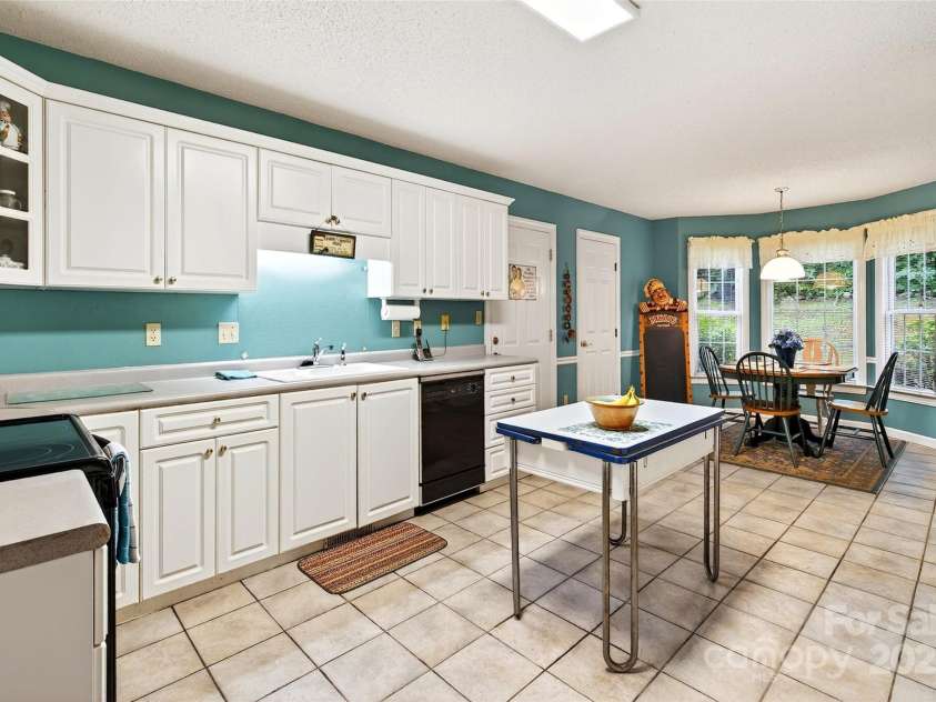 19 Moriah Lane, Asheville, NC 28803.  MLS# CAR4277964, YatesRealty ID 31150. Kitchen