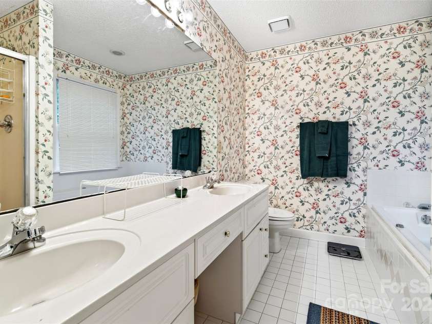 19 Moriah Lane, Asheville, NC 28803.  MLS# CAR4277964, YatesRealty ID 31150. Primary bedroom ensuite