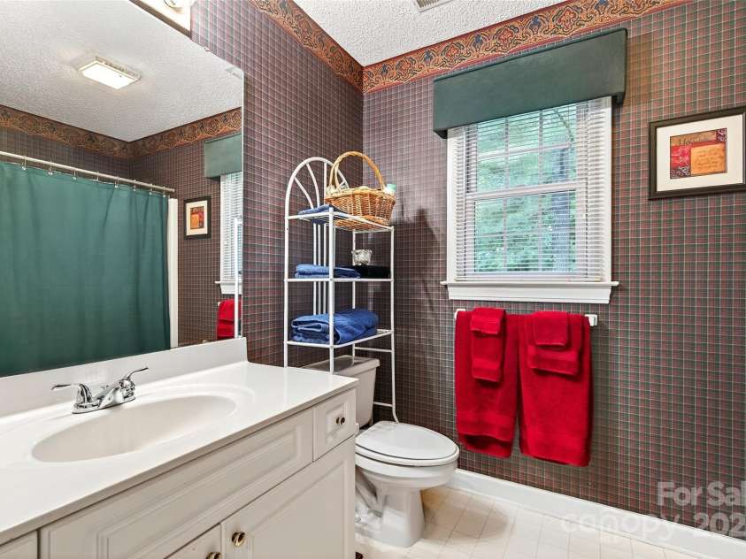 19 Moriah Lane, Asheville, NC 28803.  MLS# CAR4277964, YatesRealty ID 31150. Upstairs full bathrom