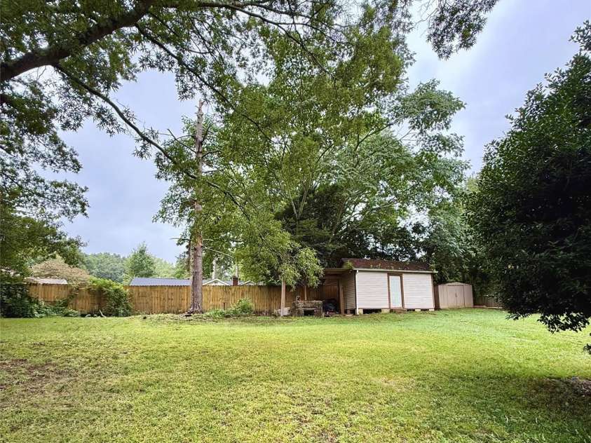 915 Eaglewood Avenue, Charlotte, NC 28212.  MLS# CAR4288443, YatesRealty ID 31152. Back yard
