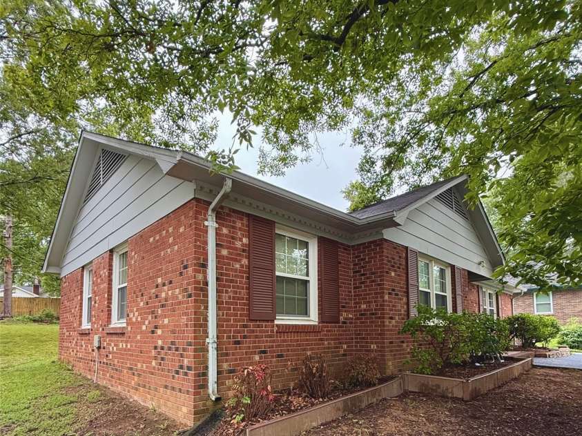915 Eaglewood Avenue, Charlotte, NC 28212.  MLS# CAR4288443, YatesRealty ID 31152. Front Left