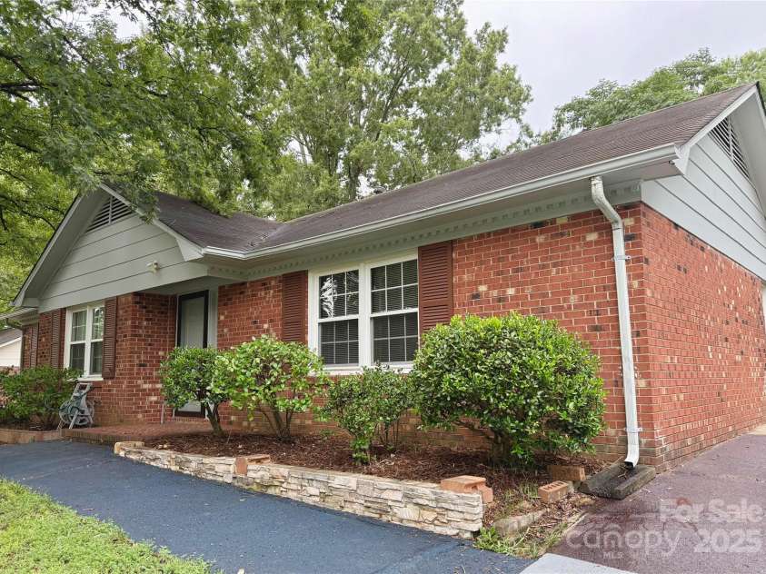 915 Eaglewood Avenue, Charlotte, NC 28212.  MLS# CAR4288443, YatesRealty ID 31152. Front Right