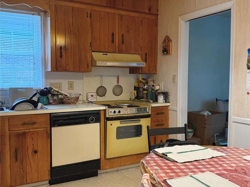 915 Eaglewood Avenue, Charlotte, NC 28212.  MLS# CAR4288443, YatesRealty ID 31152. Kitchen