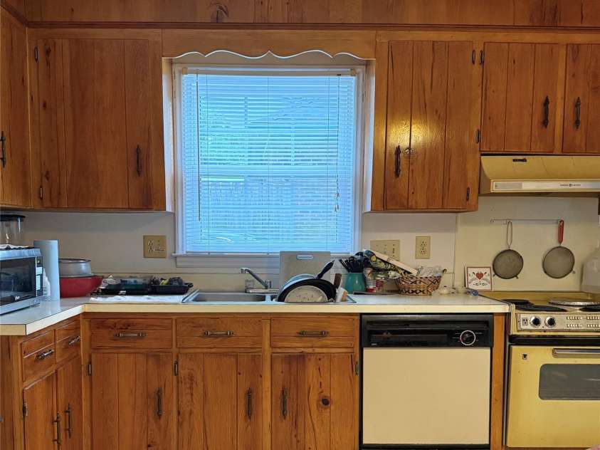 915 Eaglewood Avenue, Charlotte, NC 28212.  MLS# CAR4288443, YatesRealty ID 31152. Kitchen