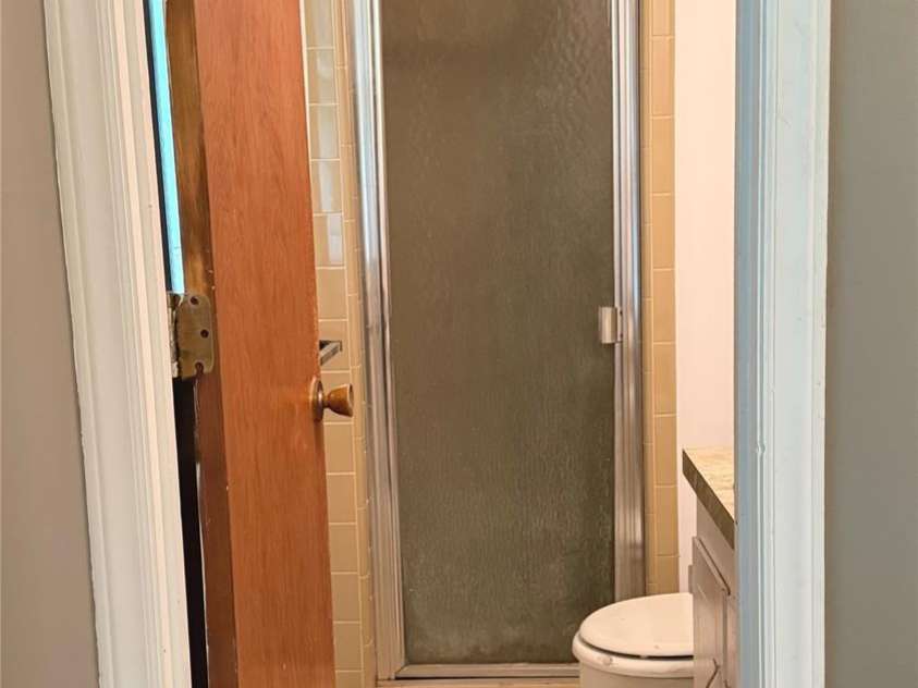 915 Eaglewood Avenue, Charlotte, NC 28212.  MLS# CAR4288443, YatesRealty ID 31152. Primary Bath