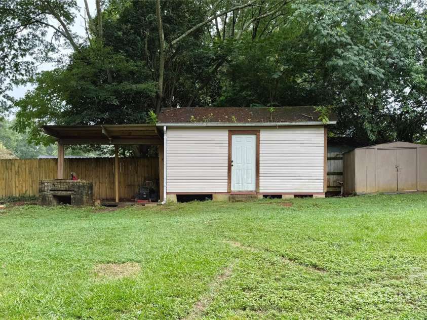 915 Eaglewood Avenue, Charlotte, NC 28212.  MLS# CAR4288443, YatesRealty ID 31152. Storage Buildings