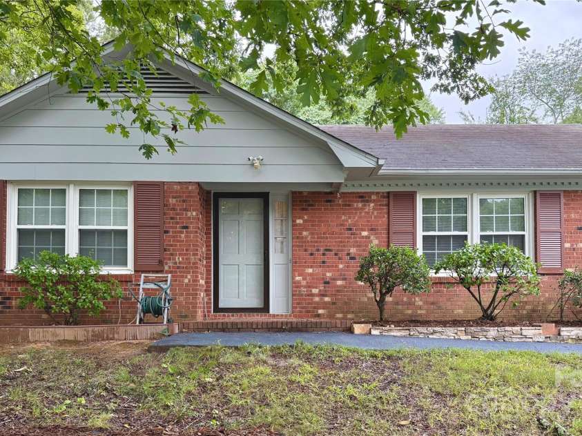 915 Eaglewood Avenue, Charlotte, NC 28212.  MLS# CAR4288443, YatesRealty ID 31152. Welcome to 916 Eaglewood Ave