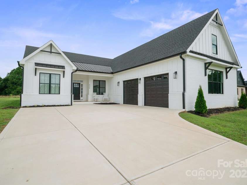 535 New Salem Road, Statesville, NC 28625.  MLS# CAR4333023, YatesRealty ID 31153. 