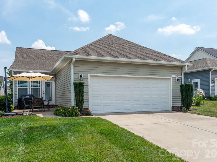 17718 Morehampton Avenue, Cornelius, NC 28031.  MLS# CAR4389501, YatesRealty ID 31154. 