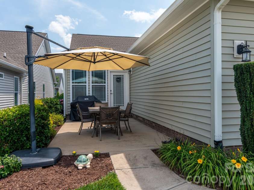 17718 Morehampton Avenue, Cornelius, NC 28031.  MLS# CAR4389501, YatesRealty ID 31154. 