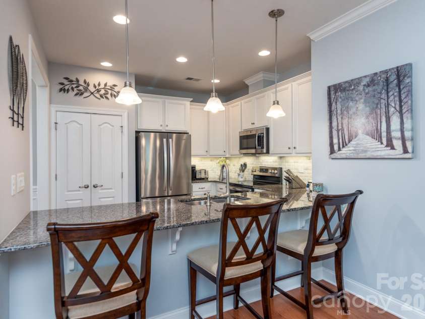 17718 Morehampton Avenue, Cornelius, NC 28031.  MLS# CAR4389501, YatesRealty ID 31154. Counteer height seating in kitchen