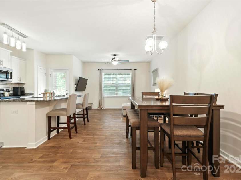 6018 Guildford Hill Lane, Charlotte, NC 28215.  MLS# CAR4287147, YatesRealty ID 31154. Bright, open space with neutral finishes - ready for your unique touch.