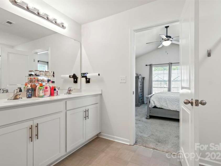 6018 Guildford Hill Lane, Charlotte, NC 28215.  MLS# CAR4287147, YatesRealty ID 31154. Ensuite bath in the owner's suite featuring ample under sink storage and counter space, as well as dual sinks.