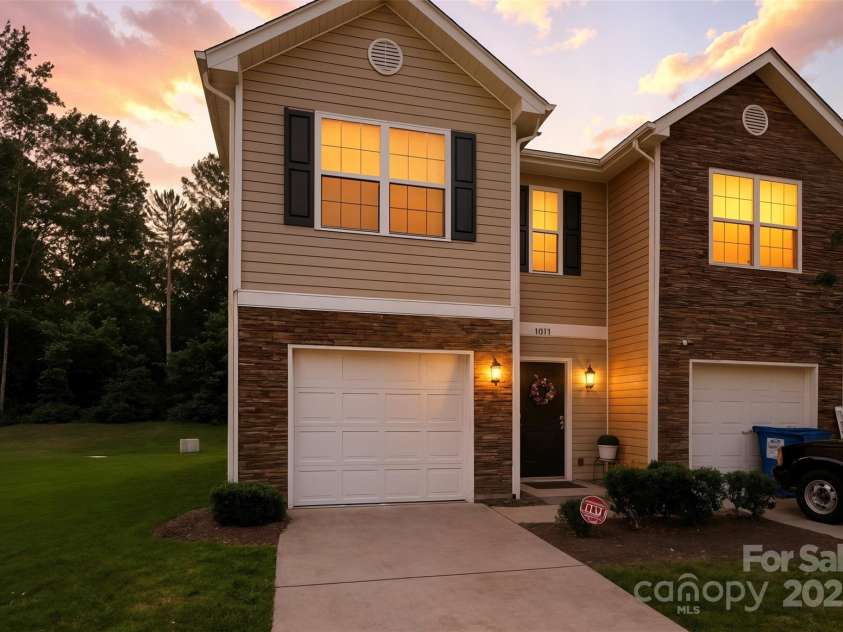 6018 Guildford Hill Lane, Charlotte, NC 28215.  MLS# CAR4287147, YatesRealty ID 31154. Evening curb appeal at its finest. Your new townhome boasts charm and privacy. Welcome home!