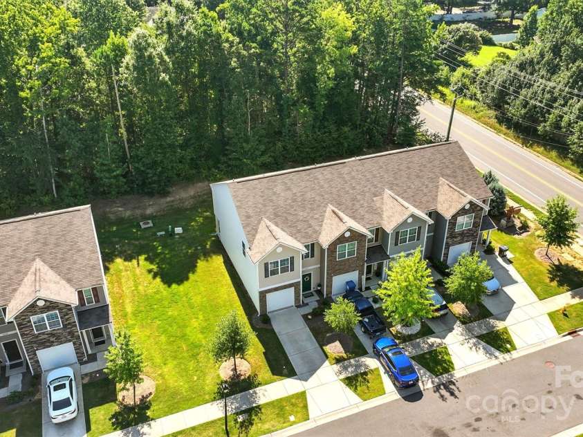 6018 Guildford Hill Lane, Charlotte, NC 28215.  MLS# CAR4287147, YatesRealty ID 31154. Guildford Townhomes is tucked away in a well-landscaped, quiet community just a short drive away from Uptown Charlotte.