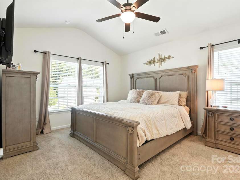 6018 Guildford Hill Lane, Charlotte, NC 28215.  MLS# CAR4287147, YatesRealty ID 31154. Owner's suite with vaulted ceiling and abundant natural light.