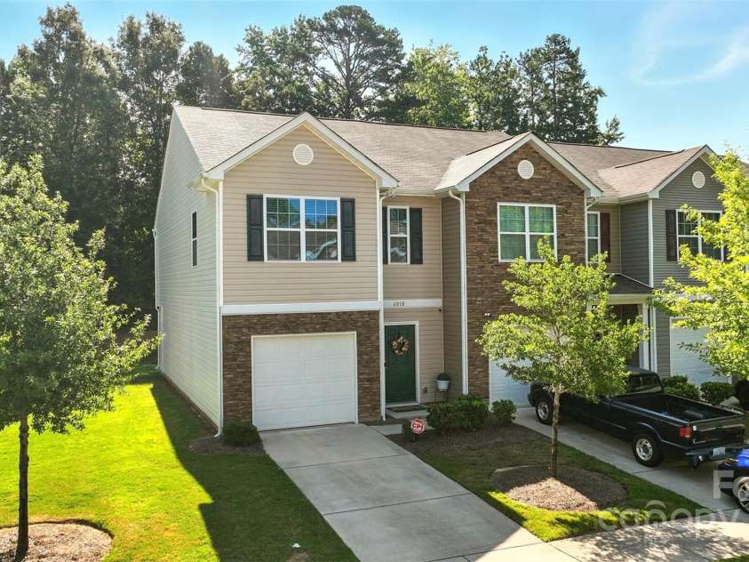 6018 Guildford Hill Lane, Charlotte, NC 28215.  MLS# CAR4287147, YatesRealty ID 31154. The well manicured green space offers the perfect curb appeal in a convenient, low-maintenance community.