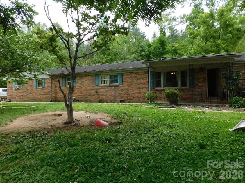 102 Jeff Street, Hendersonville, NC 28739.  MLS# CAR4354094, YatesRealty ID 31155. Endless possibilities.