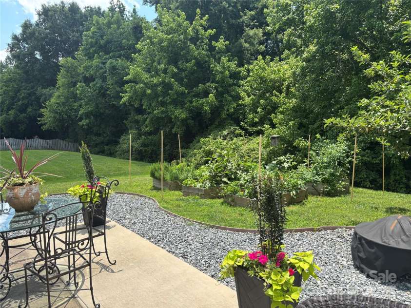 16123 Falling Meadows Lane, Charlotte, NC 28273.  MLS# CAR4286815, YatesRealty ID 31155. 