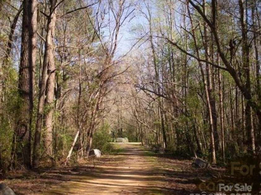 16123 Falling Meadows Lane, Charlotte, NC 28273.  MLS# CAR4286815, YatesRealty ID 31155. 