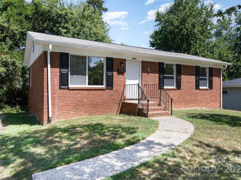4023 Oak Forest Drive, Charlotte, NC 28215.  MLS# CAR4287493, YatesRealty ID 31158. 
