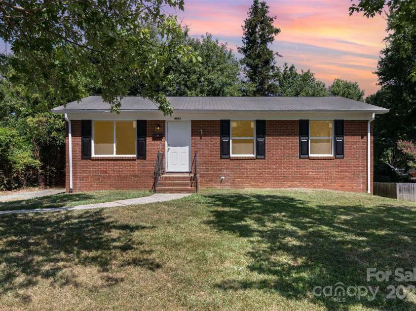 4023 Oak Forest Drive, Charlotte, NC 28215.  MLS# CAR4287493, YatesRealty ID 31158. 
