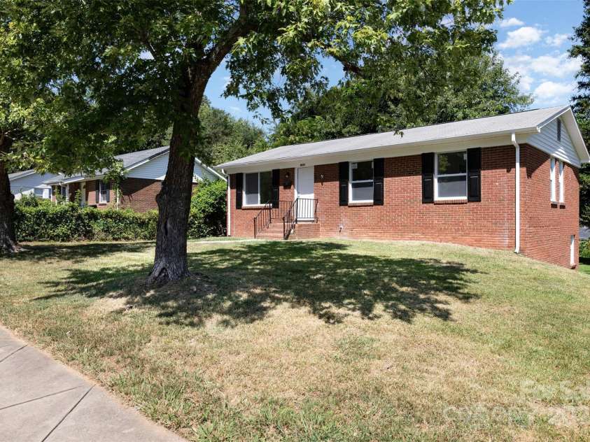 4023 Oak Forest Drive, Charlotte, NC 28215.  MLS# CAR4287493, YatesRealty ID 31158. 