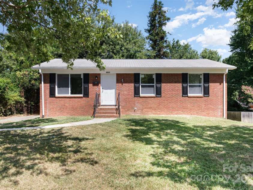 4023 Oak Forest Drive, Charlotte, NC 28215.  MLS# CAR4287493, YatesRealty ID 31158. 