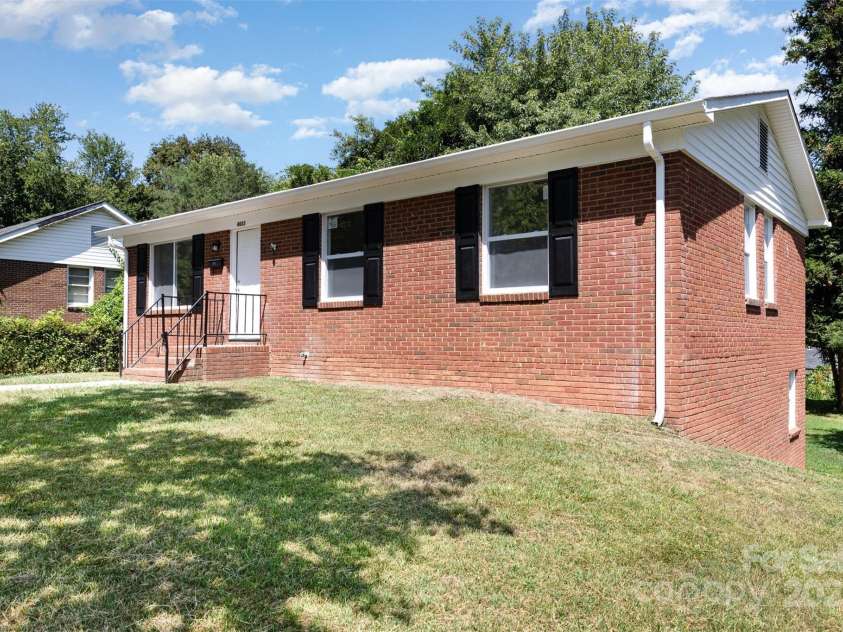 4023 Oak Forest Drive, Charlotte, NC 28215.  MLS# CAR4287493, YatesRealty ID 31158. 