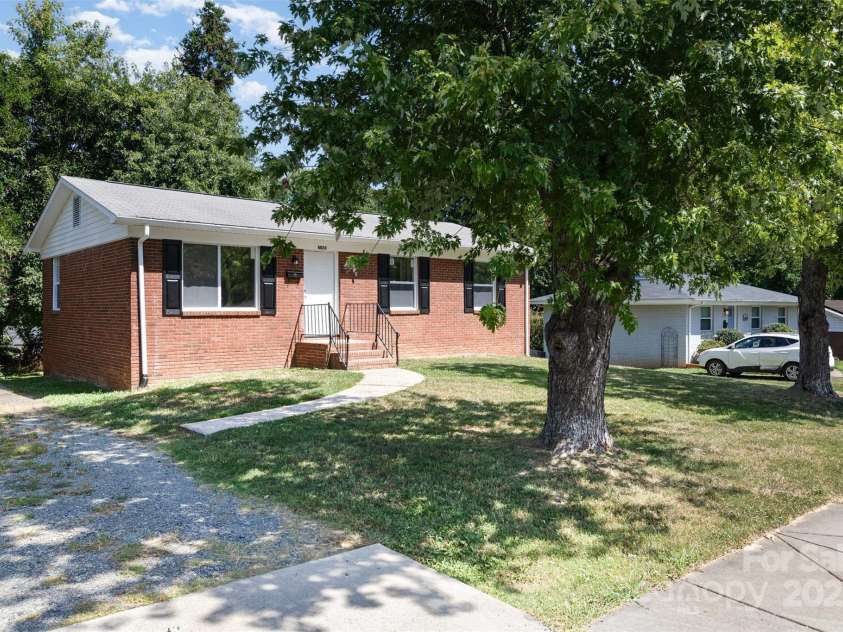 4023 Oak Forest Drive, Charlotte, NC 28215.  MLS# CAR4287493, YatesRealty ID 31158. 