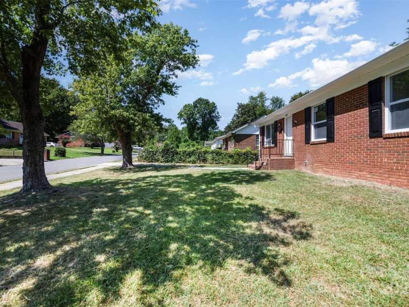 4023 Oak Forest Drive, Charlotte, NC 28215.  MLS# CAR4287493, YatesRealty ID 31158. 