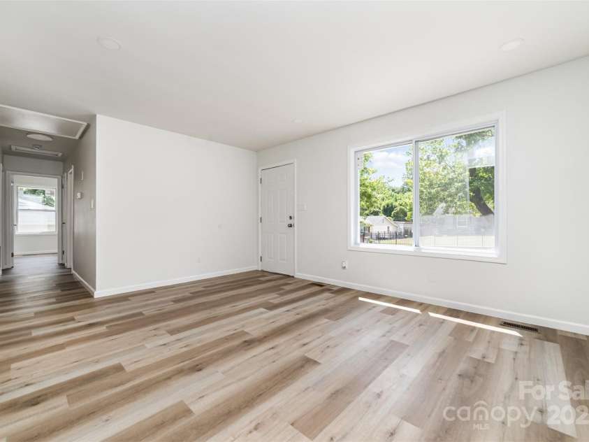 4023 Oak Forest Drive, Charlotte, NC 28215.  MLS# CAR4287493, YatesRealty ID 31158. 
