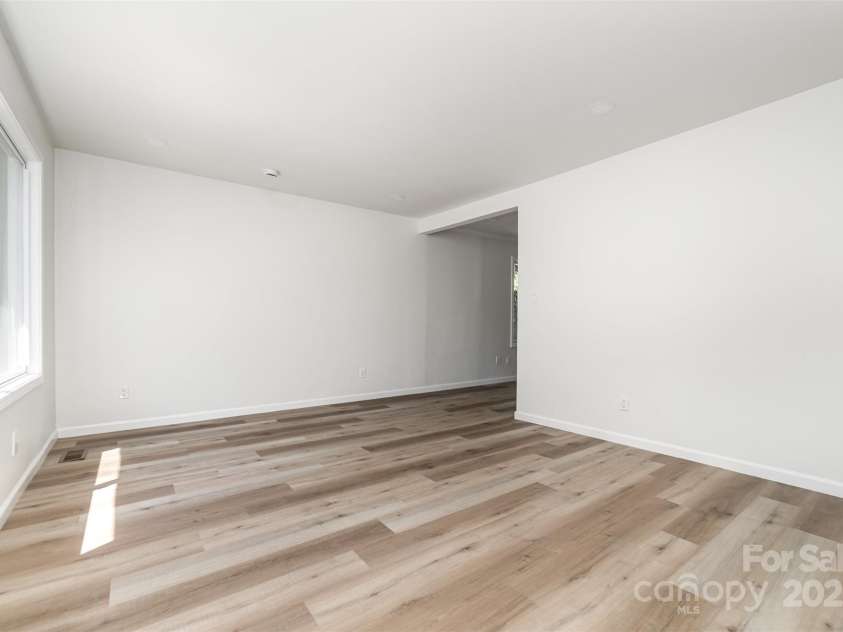 4023 Oak Forest Drive, Charlotte, NC 28215.  MLS# CAR4287493, YatesRealty ID 31158. 